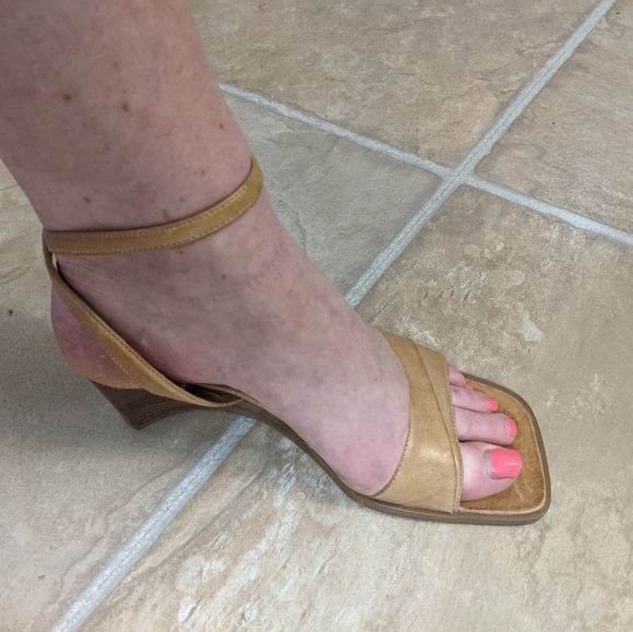 Kenneth Cole Reaction Tan Wedge flat heels Size 8 - Picture 6 of 6